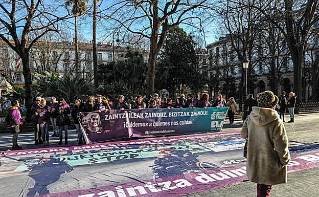 Concentración de ELA frente a la sede de Diputación en Donostia.