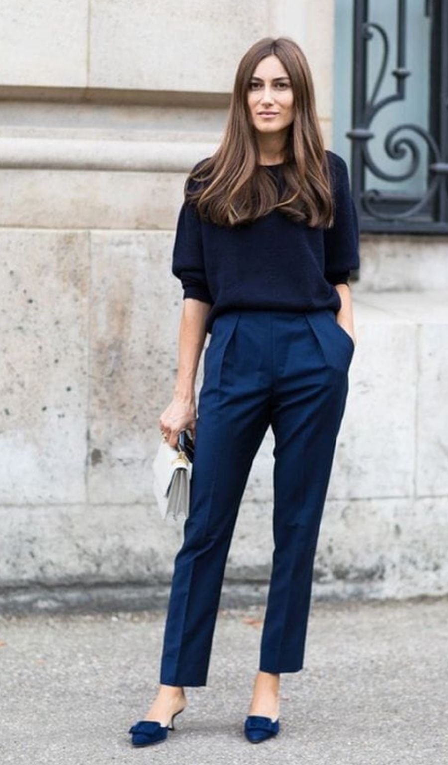 Otra de las propuestas viene en clave monocolor. De aspecto sobrio y minimal, puedes aportar un toque de luz incluyendo un bolso en color blanco