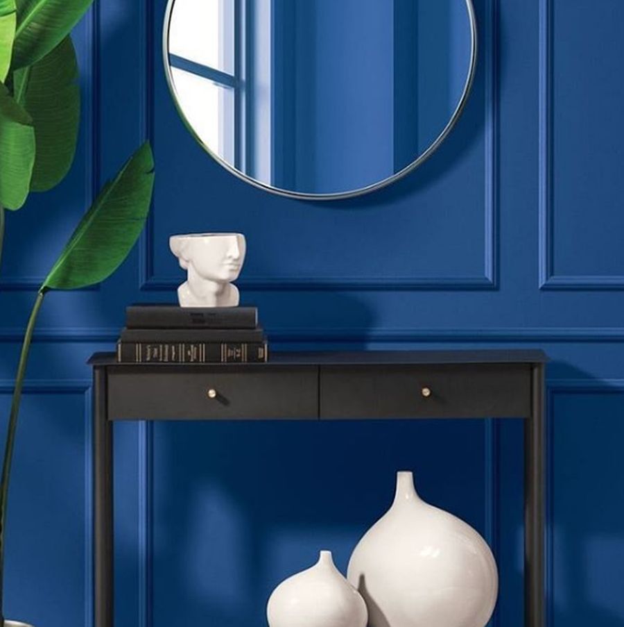 Una de las grandes y novedosas tendencias en la decoración del 2020 van a ser las paredes pintadas. Colores intensos y vibrantes llenarán cada uno de los espacio de la casa. ¿Apostamos por el 'Blue Classic'?