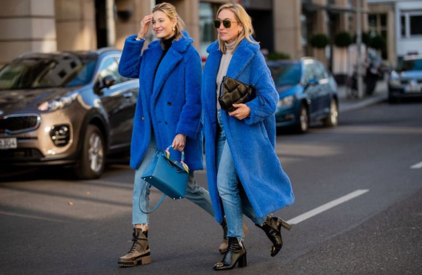 Las calles ya se han llenado de prendas y 'outfits' de este color. Abrigos de pelo, prendas de punto o bolsos se rinden a un básico que se convierte en absoluto protagonista de la gama cromática
