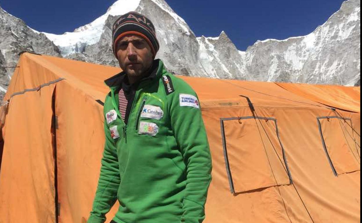 Alex Txikon parte hacia el Himalaya para intentar la cumbre invernal del Everest