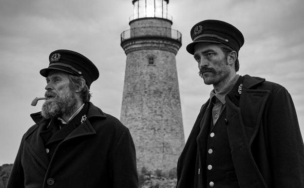 Willem Dafoe y Robert Pattinson, dos fareros en una remota isla de Nueva Inglaterra en 1890.