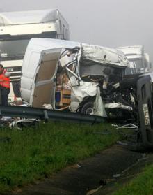 Imagen secundaria 2 - En 2007, un joven de 29 años murió en una colisión múltiple de 27 vehículos en la N-I en Salvatierra. El mayor accidente registrado en Euskadi, en 1991, dejó 18 muertos y medio centenar de heridos. Colisiones en cadena como la de Zumarraga están relacionadas con la falta de visibilidad