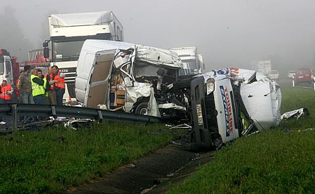 Imagen principal - En 2007, un joven de 29 años murió en una colisión múltiple de 27 vehículos en la N-I en Salvatierra. El mayor accidente registrado en Euskadi, en 1991, dejó 18 muertos y medio centenar de heridos. Colisiones en cadena como la de Zumarraga están relacionadas con la falta de visibilidad