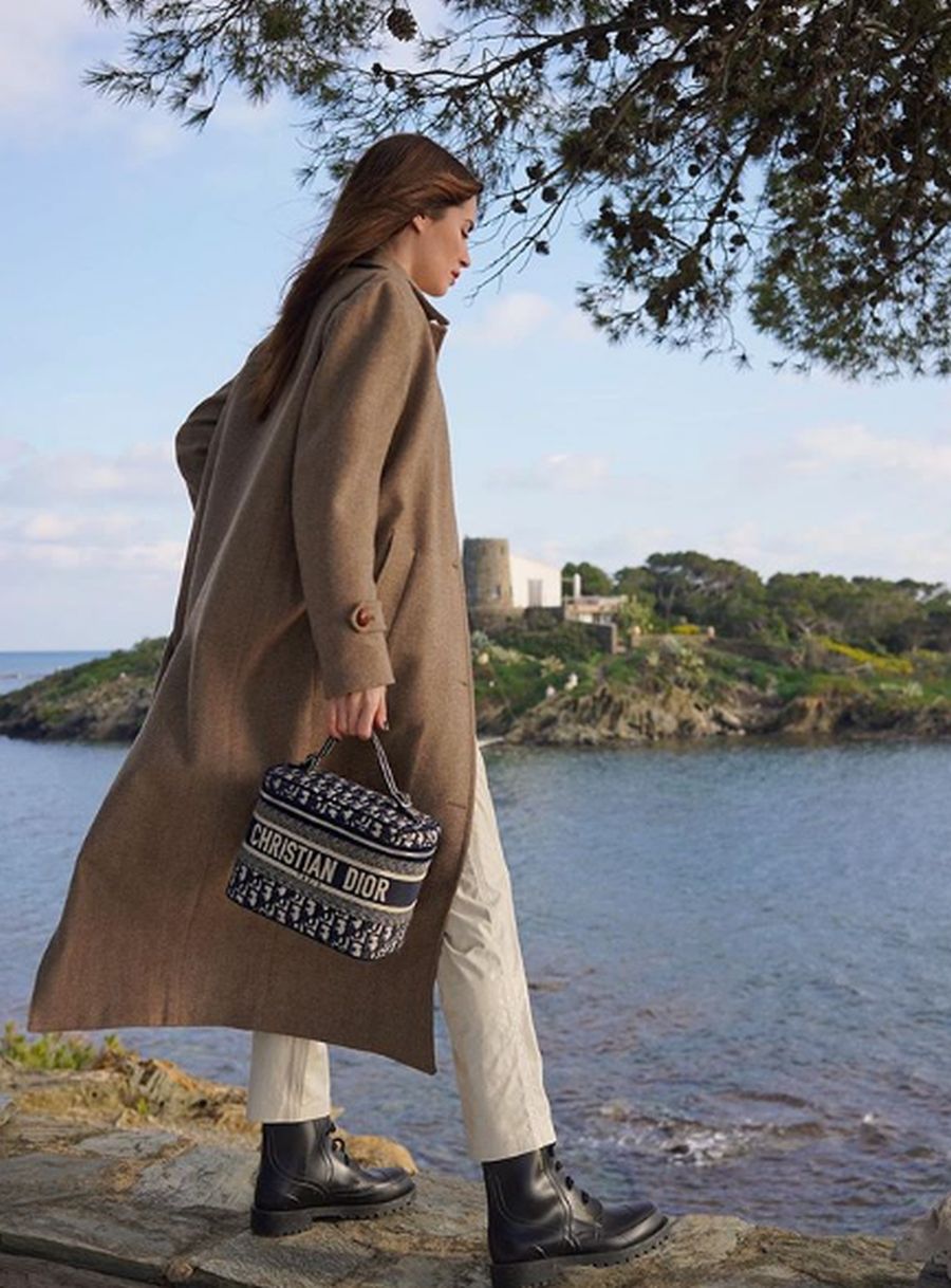 Es una de las españolas más relevantes en el sector de la moda. Afincada en Nueva York desde hace varios años, es una habitual de las pasarelas internacionales más prestigiosas y su 'street style' es admirado por 'trendsetters' de medio mundo, gracias a un 'mix & match' al alcance de unas pocas. Sus colaboraciones con empresas de lujo tan relevantes como Dior son una constante