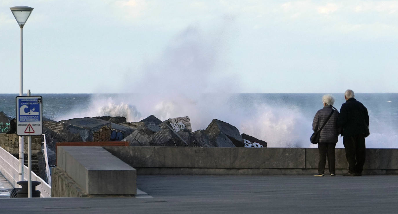 La galerna y el fuerte oleaje han povocado este jueves un espectáculo de olas en Donostia