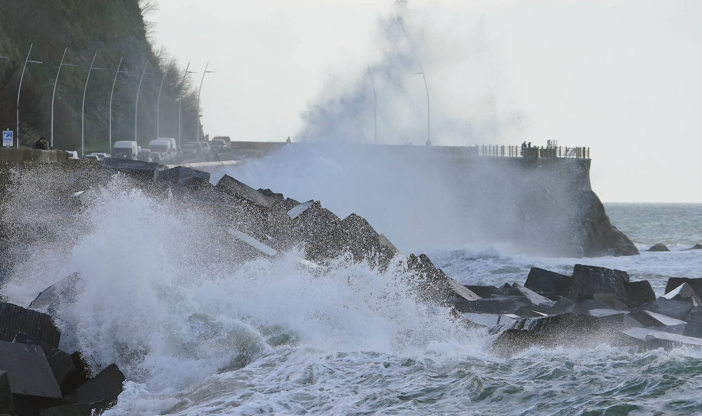 La galerna y el fuerte oleaje han povocado este jueves un espectáculo de olas en Donostia