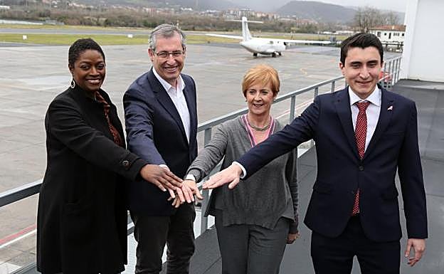 Visita institucional al aeropuerto de Hondarribia de la consejera Arantxa Tapia y el diputado general Markel Olano junto a Rachel Riely y Felipe Quintela de British Airways