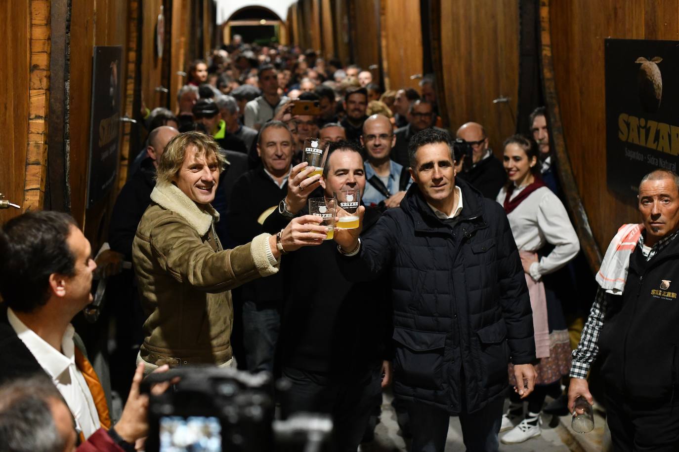 El exciclista Miguel Indurain ha sido este viernes el invitado de honor y encargado de abrir oficialmente la temporada del 'Txotx' 2020 en la sidrería Saizar de Usurbil. Lo ha hecho al grito de «hau da Usurbilgo Saizar sagardo berria!».