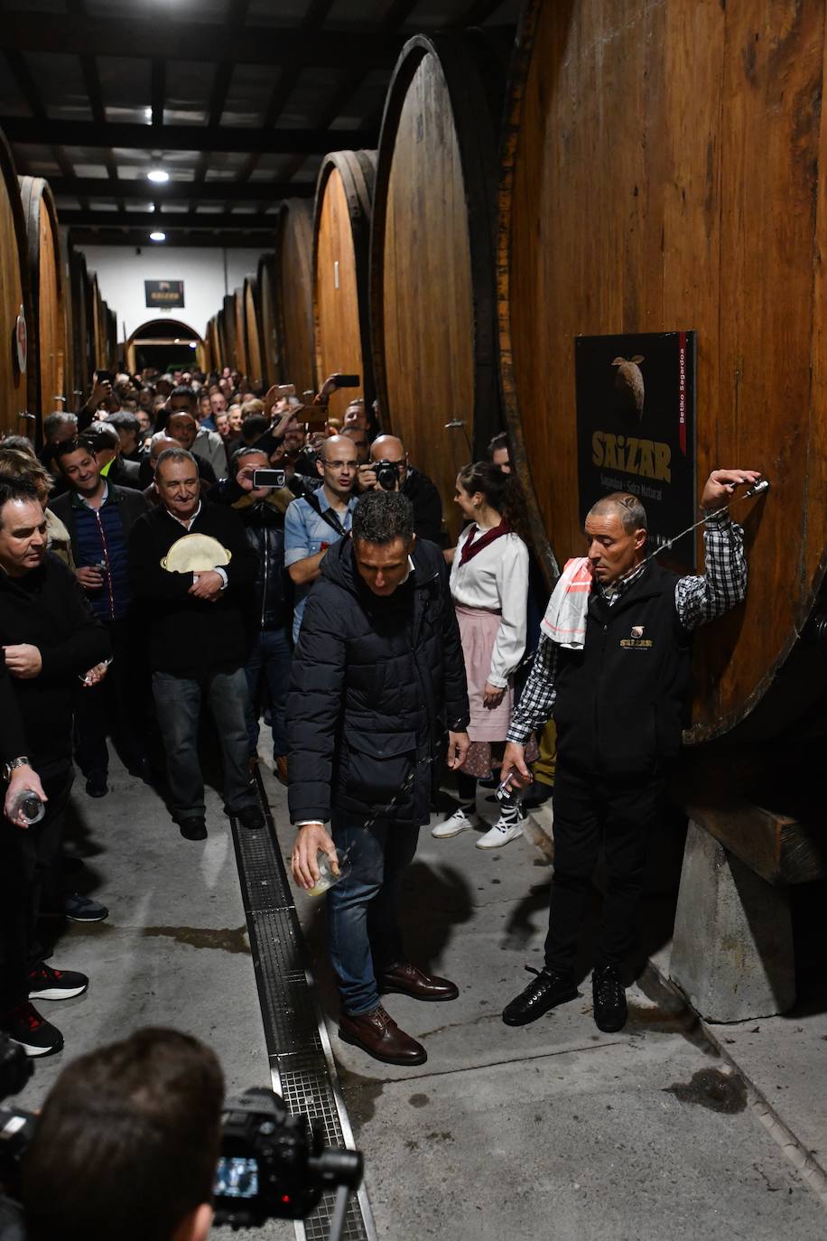 El exciclista Miguel Indurain ha sido este viernes el invitado de honor y encargado de abrir oficialmente la temporada del 'Txotx' 2020 en la sidrería Saizar de Usurbil. Lo ha hecho al grito de «hau da Usurbilgo Saizar sagardo berria!».