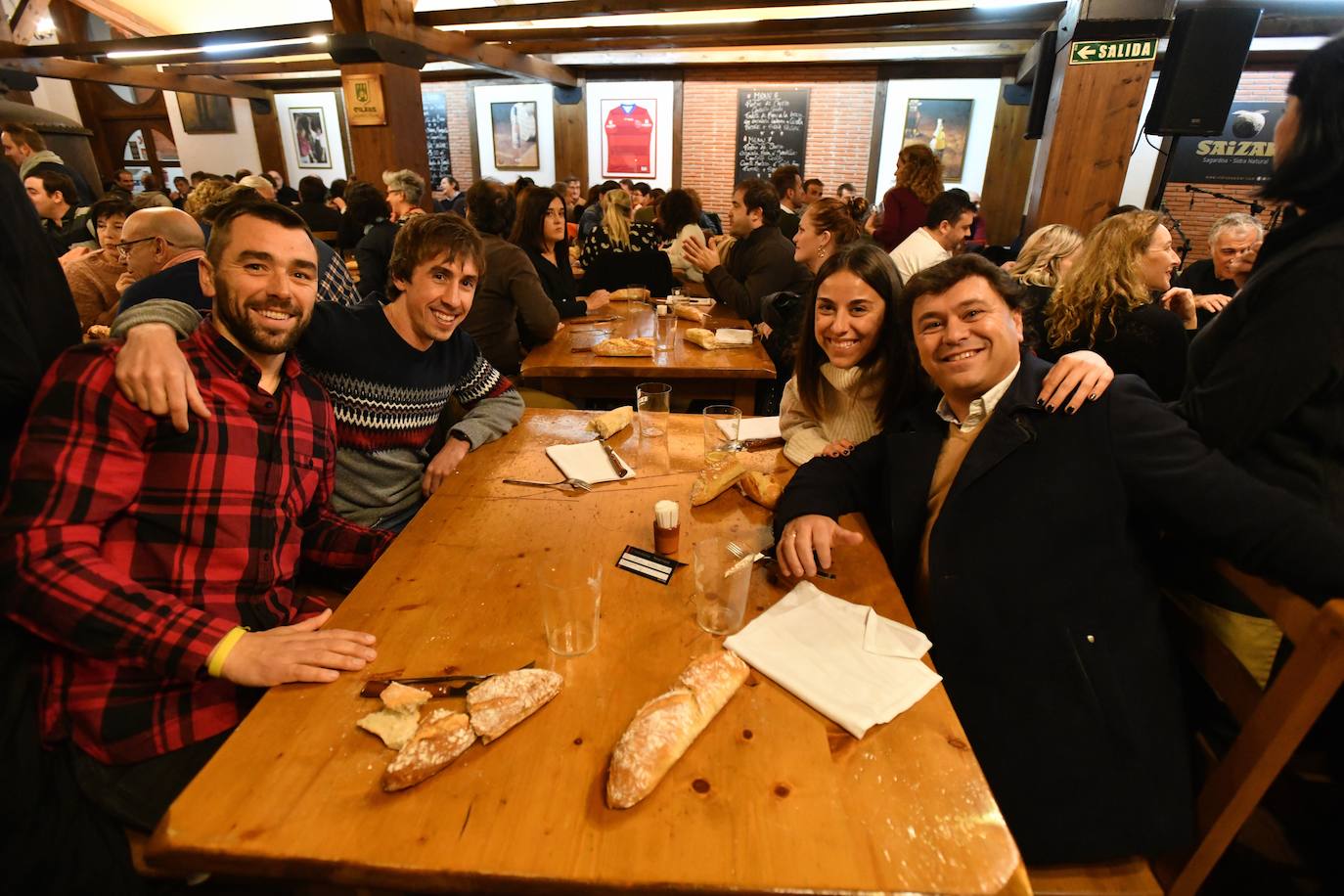 El exciclista Miguel Indurain ha sido este viernes el invitado de honor y encargado de abrir oficialmente la temporada del 'Txotx' 2020 en la sidrería Saizar de Usurbil. Lo ha hecho al grito de «hau da Usurbilgo Saizar sagardo berria!».