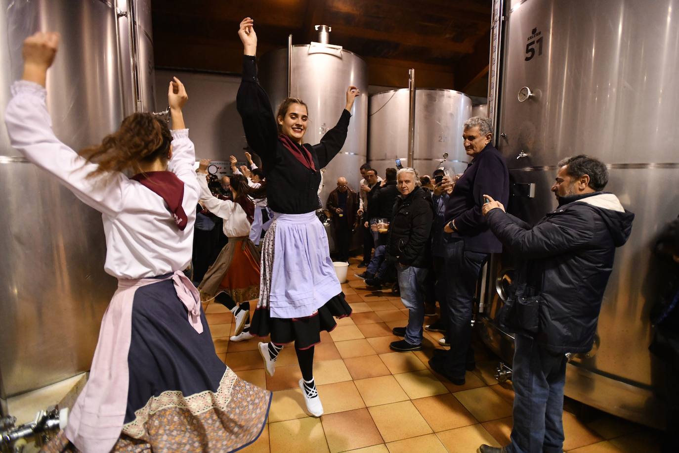 El exciclista Miguel Indurain ha sido este viernes el invitado de honor y encargado de abrir oficialmente la temporada del 'Txotx' 2020 en la sidrería Saizar de Usurbil. Lo ha hecho al grito de «hau da Usurbilgo Saizar sagardo berria!».