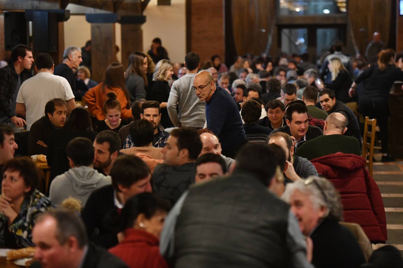 El exciclista Miguel Indurain ha sido este viernes el invitado de honor y encargado de abrir oficialmente la temporada del 'Txotx' 2020 en la sidrería Saizar de Usurbil. Lo ha hecho al grito de «hau da Usurbilgo Saizar sagardo berria!».