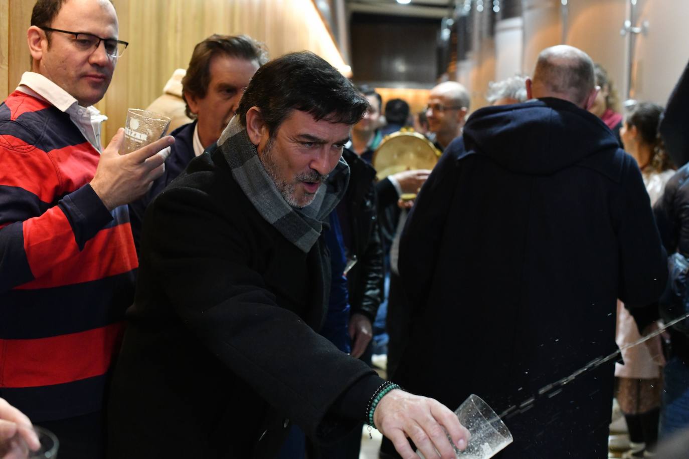 El exciclista Miguel Indurain ha sido este viernes el invitado de honor y encargado de abrir oficialmente la temporada del 'Txotx' 2020 en la sidrería Saizar de Usurbil. Lo ha hecho al grito de «hau da Usurbilgo Saizar sagardo berria!».