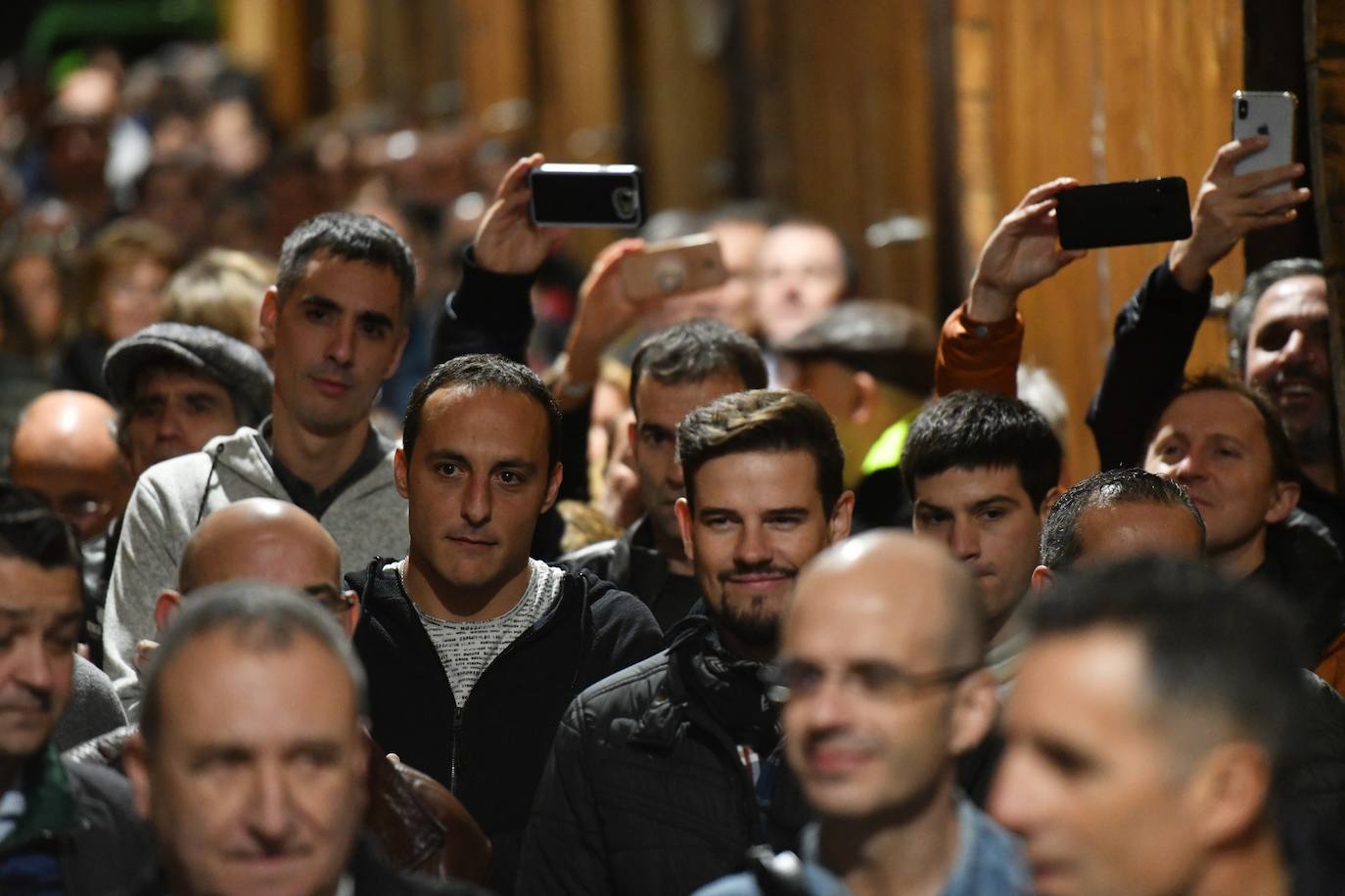 El exciclista Miguel Indurain ha sido este viernes el invitado de honor y encargado de abrir oficialmente la temporada del 'Txotx' 2020 en la sidrería Saizar de Usurbil. Lo ha hecho al grito de «hau da Usurbilgo Saizar sagardo berria!».