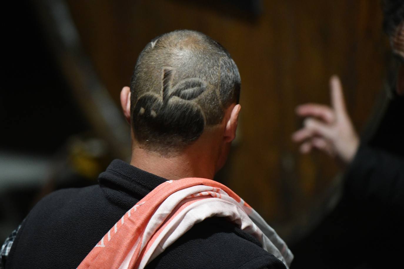 El exciclista Miguel Indurain ha sido este viernes el invitado de honor y encargado de abrir oficialmente la temporada del 'Txotx' 2020 en la sidrería Saizar de Usurbil. Lo ha hecho al grito de «hau da Usurbilgo Saizar sagardo berria!».