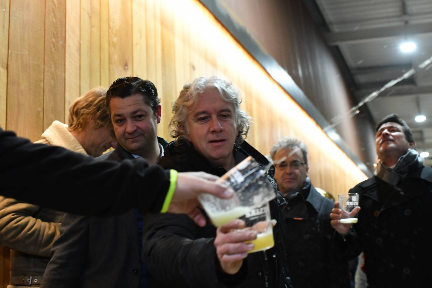 El exciclista Miguel Indurain ha sido este viernes el invitado de honor y encargado de abrir oficialmente la temporada del 'Txotx' 2020 en la sidrería Saizar de Usurbil. Lo ha hecho al grito de «hau da Usurbilgo Saizar sagardo berria!».