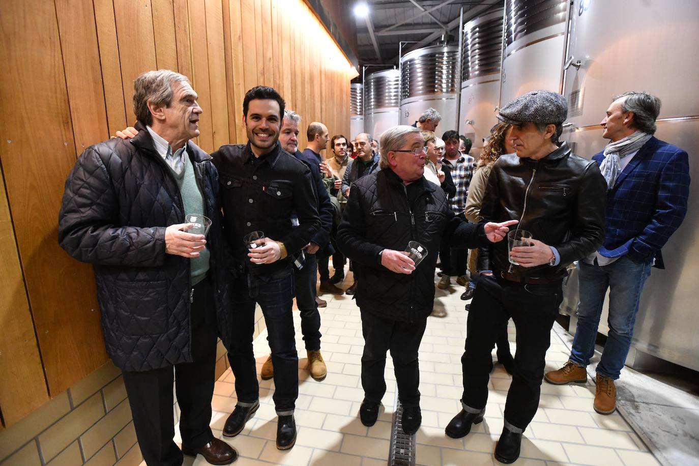 El exciclista Miguel Indurain ha sido este viernes el invitado de honor y encargado de abrir oficialmente la temporada del 'Txotx' 2020 en la sidrería Saizar de Usurbil. Lo ha hecho al grito de «hau da Usurbilgo Saizar sagardo berria!».