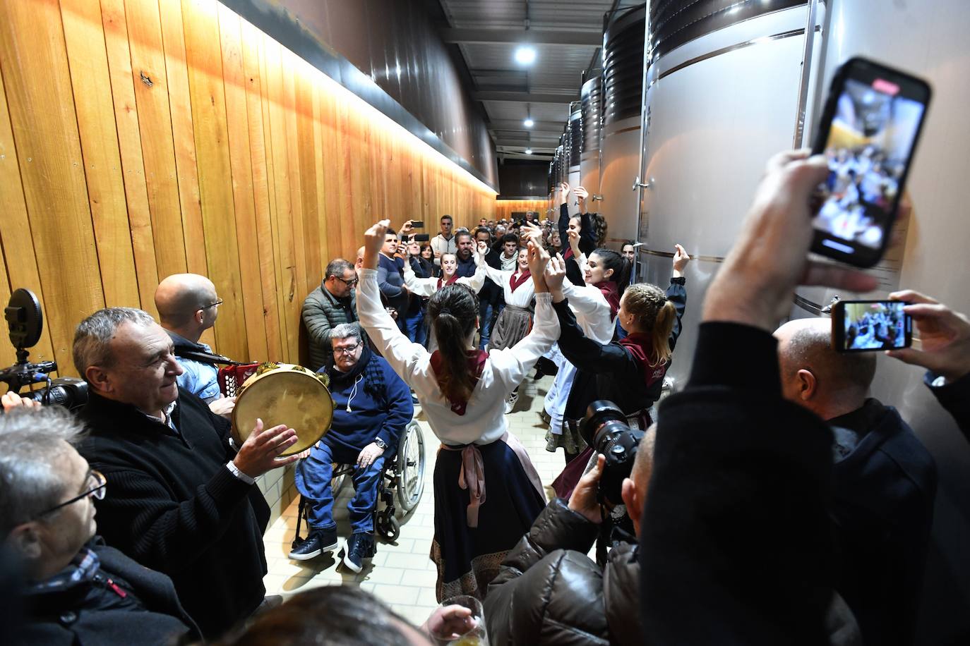 El exciclista Miguel Indurain ha sido este viernes el invitado de honor y encargado de abrir oficialmente la temporada del 'Txotx' 2020 en la sidrería Saizar de Usurbil. Lo ha hecho al grito de «hau da Usurbilgo Saizar sagardo berria!».