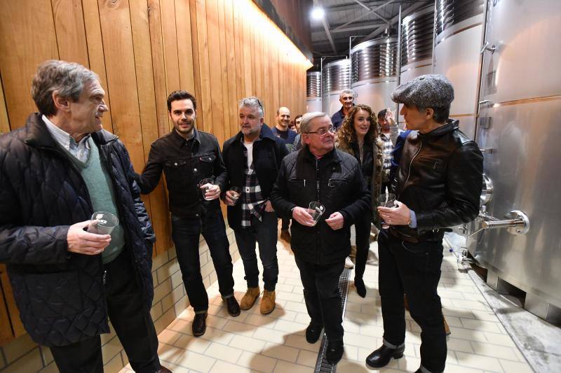 El exciclista Miguel Indurain ha sido este viernes el invitado de honor y encargado de abrir oficialmente la temporada del 'Txotx' 2020 en la sidrería Saizar de Usurbil. Lo ha hecho al grito de «hau da Usurbilgo Saizar sagardo berria!».