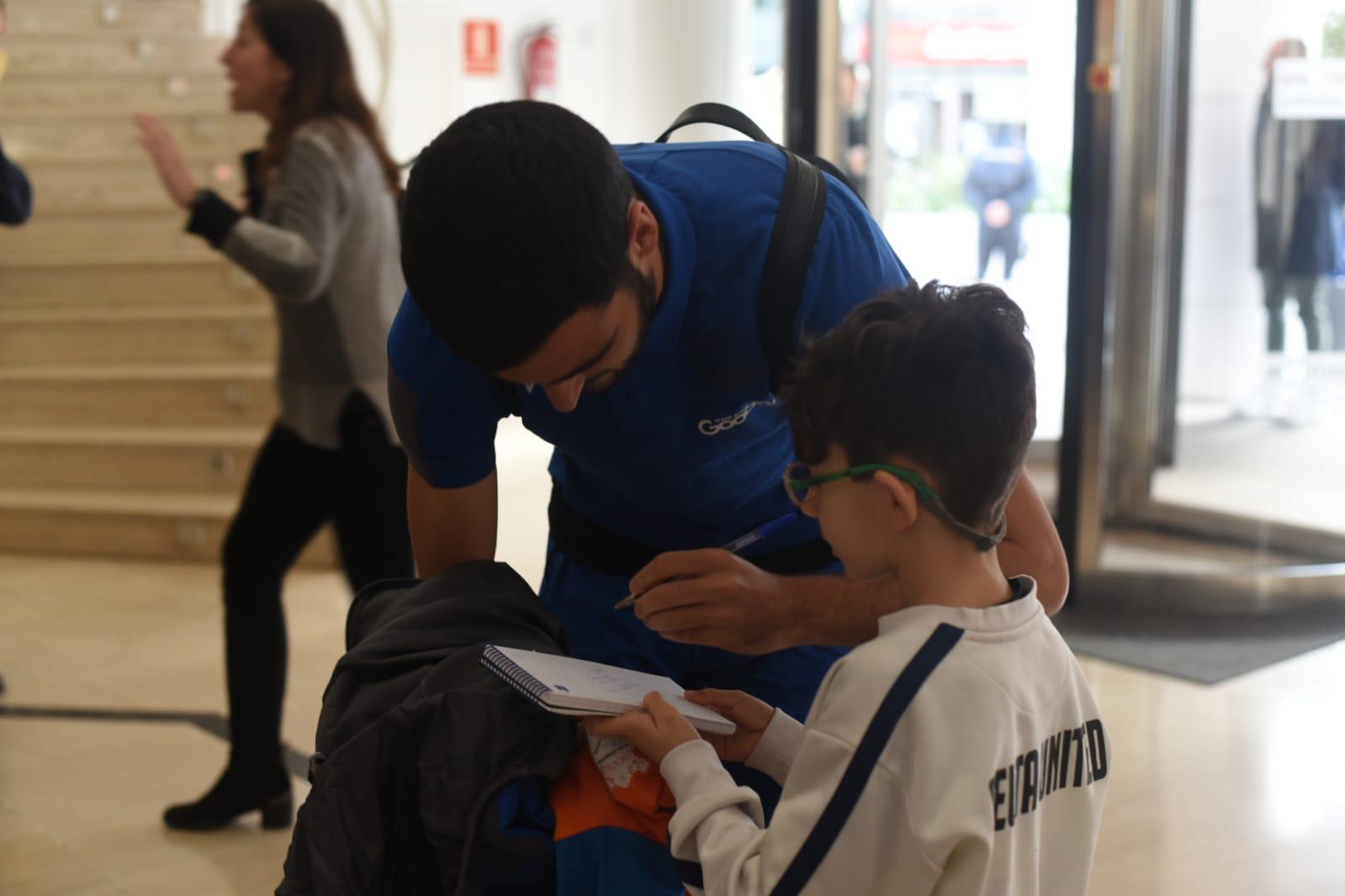 Los jugadores de la Real Sociedad han aterrizado, a primera hora de la tarde, en Ceuta y se han desplazado directamente al hotel. 