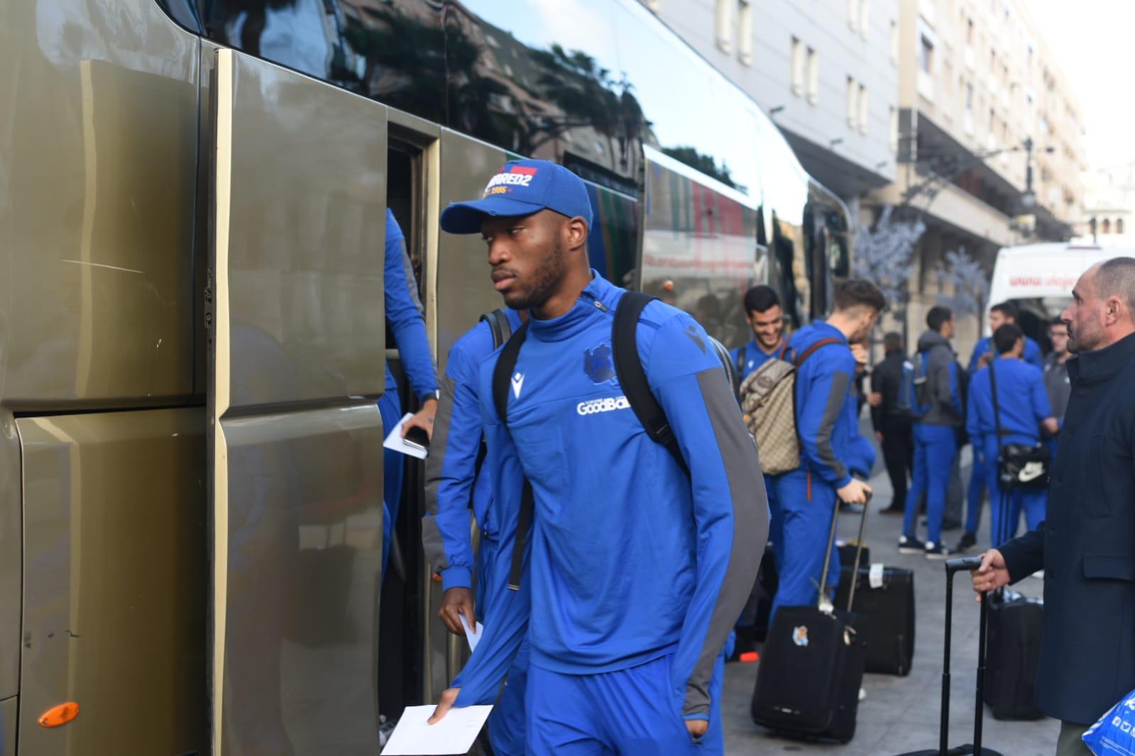 Los jugadores de la Real Sociedad han aterrizado, a primera hora de la tarde, en Ceuta y se han desplazado directamente al hotel. 