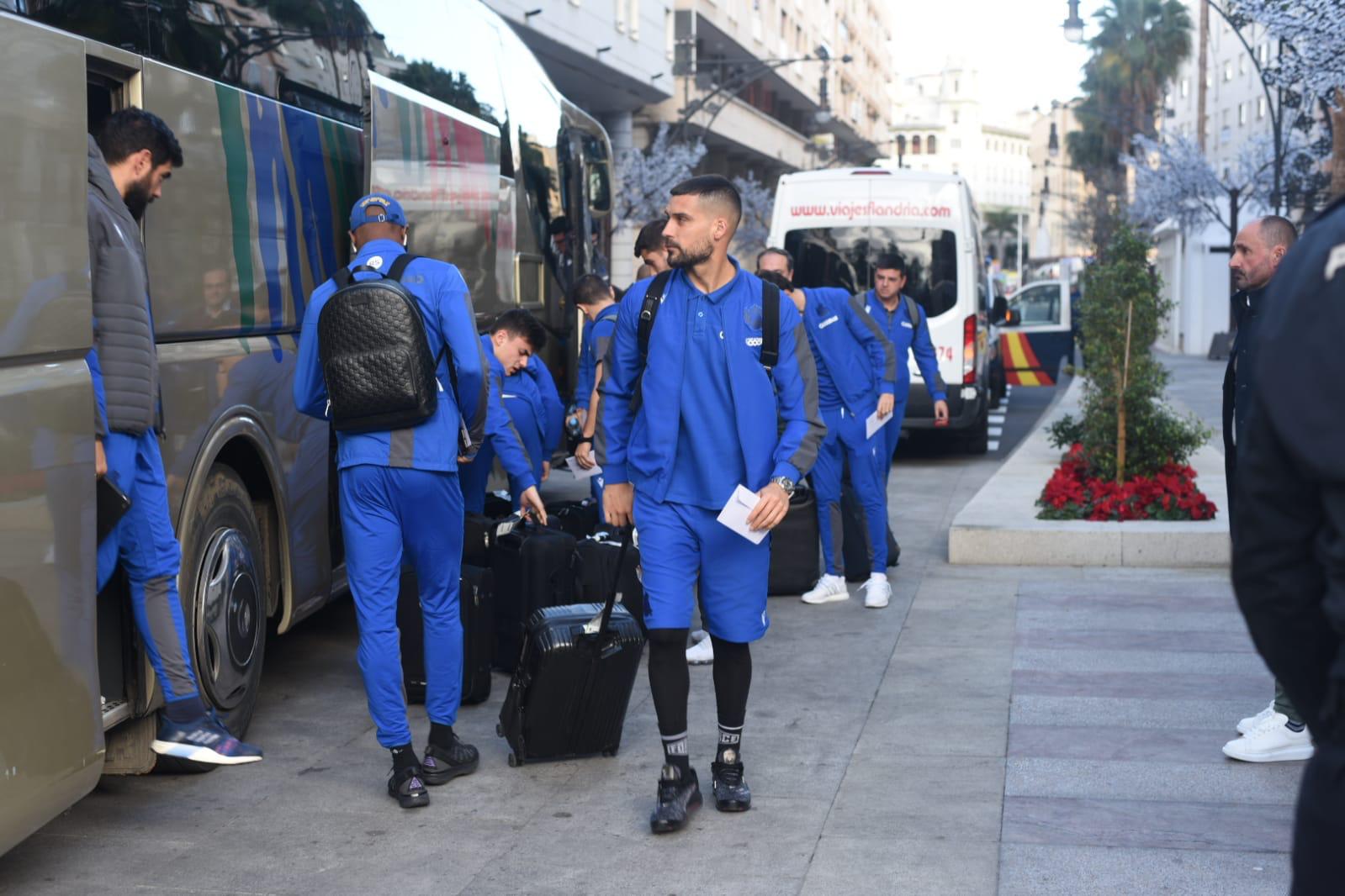 Los jugadores de la Real Sociedad han aterrizado, a primera hora de la tarde, en Ceuta y se han desplazado directamente al hotel. 