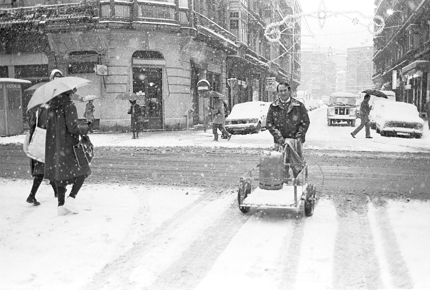 Un operario transporta en su carretilla una bombona de butano en la intersección de la calle Moraza con Urbieta. 