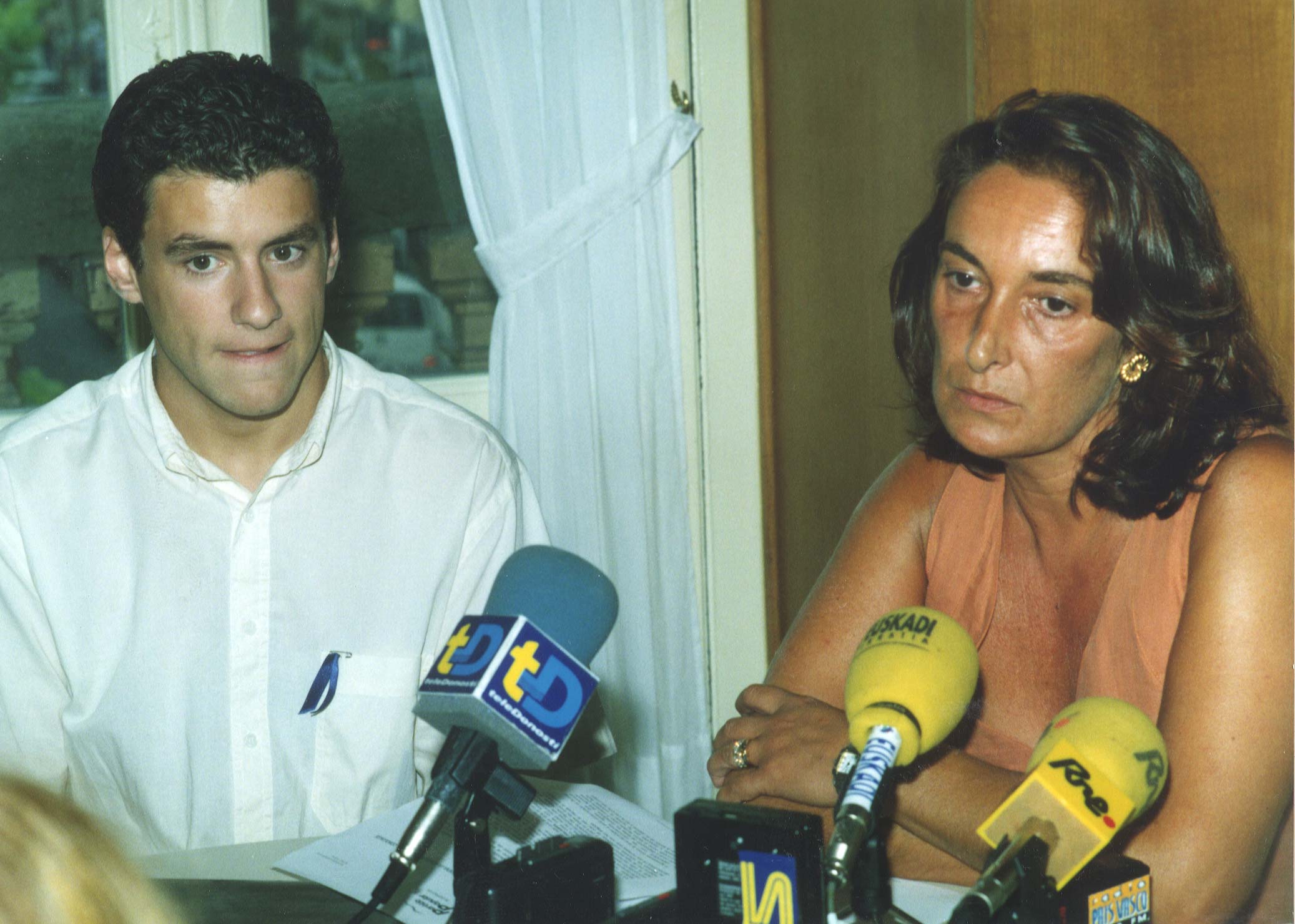 1995: Sémper y María Eugenia García Rico, concejales del PP de Irun, en rueda de prensa a causa de las agresiones sufridas en un bar. 