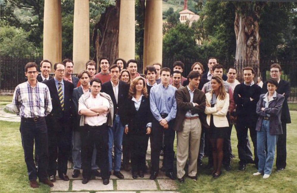 Gernika 1996: Foto de familia de varios jóvenes del PP. Antonio Basagoiti, primero por la izquierda, detrás, el guipuzcoano Iñigo Manrique. En la fila, Miguel Ángel Blanco, en el centro Iñali Oyarzabal, asomados por detrás, Arantza Quiroga y Ramón Gómez. En el centro, en primera línea, Borja Sémper. 