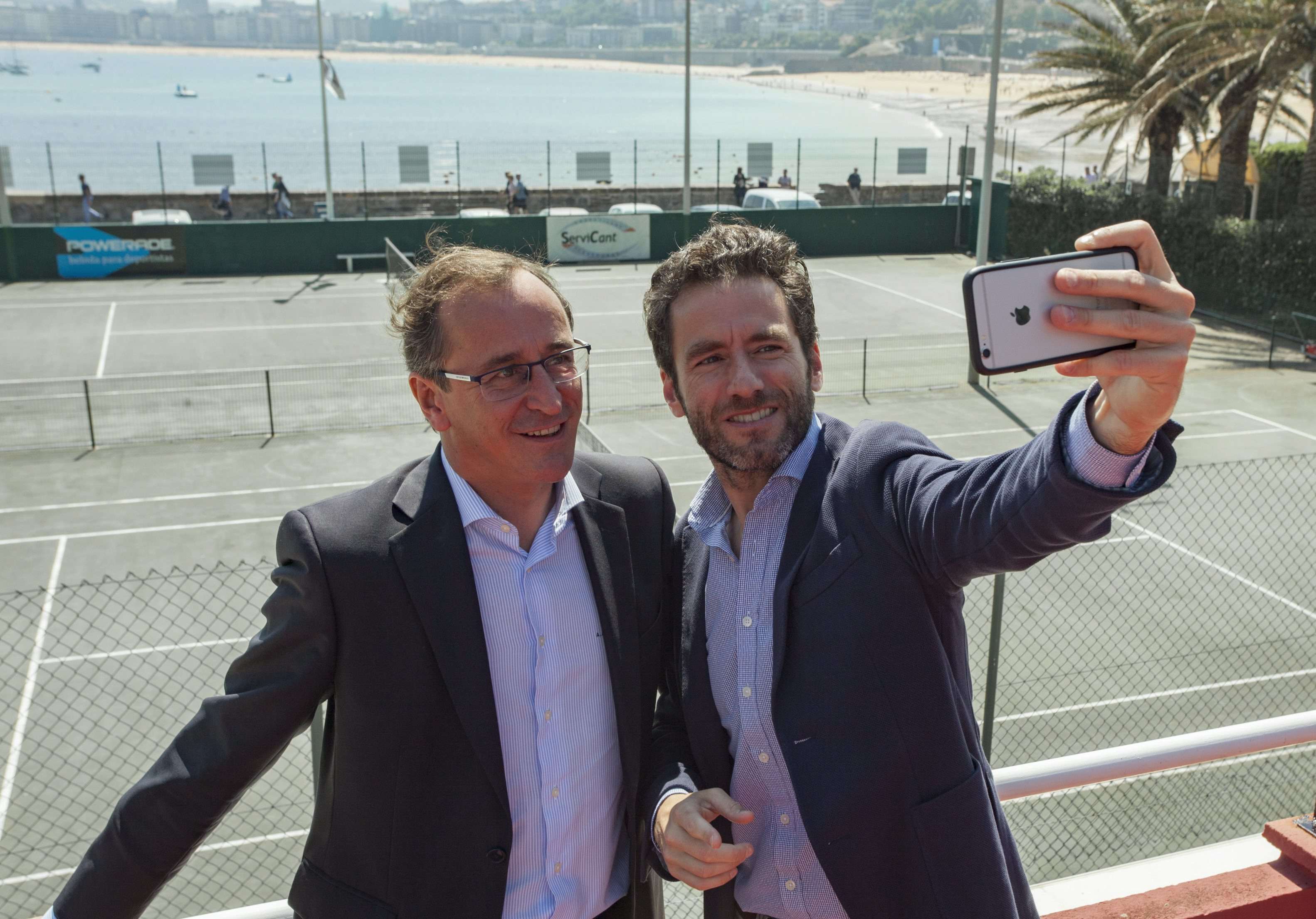 2016: Acto del PP. Alonso presenta a los candidatos por Gipuzkoa al 26-J. En la imagen, Sémper se hace un selfie con Alonso