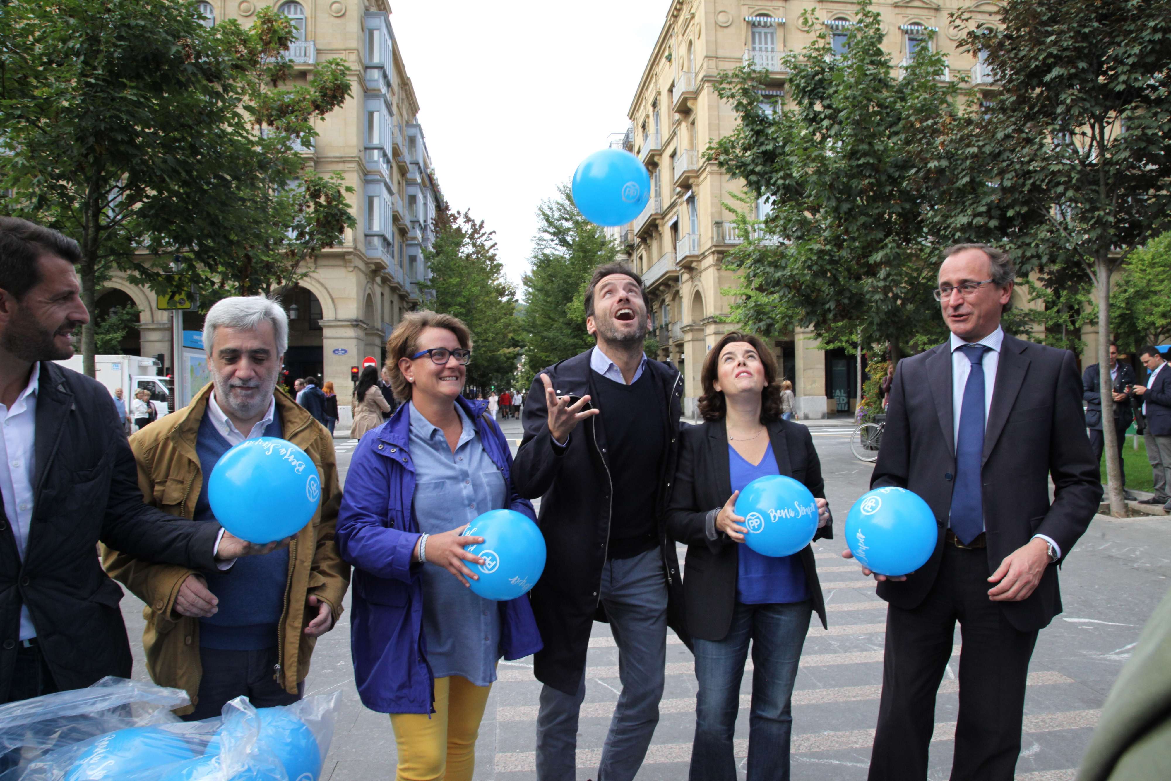 2016: Campaña de las elecciones autonómicas del País Vasco, Alfonso Alonso, Juan Carlos Cano, Miren Albistur, Borja Sémper, Soraya Saez de Santamaría y Alfonso Alonso, repartiendo publicidad del PP.