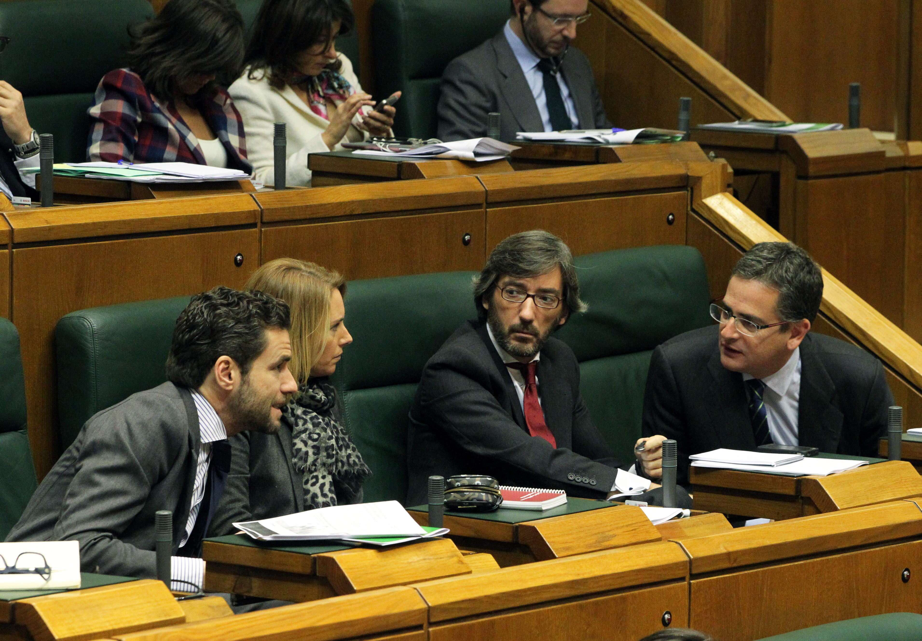 2012: Pleno de investidura del lehendakari en el Parlamento Vasco. Sémper, Quiroga, Oyarzabal y Basagoiti, en sus respectivos escaños