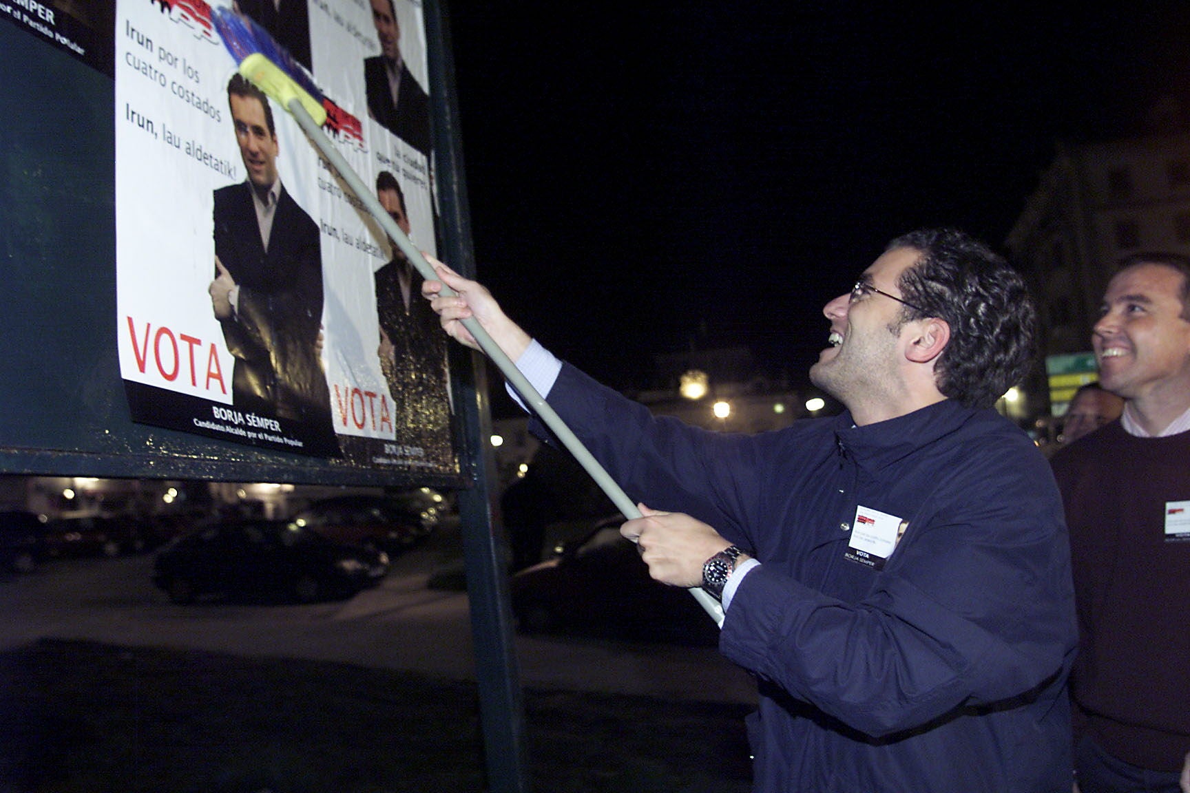 2003: Sémper, en la tradicional pegada de carteles para las elecciones municipales y forales del 25 de mayo 