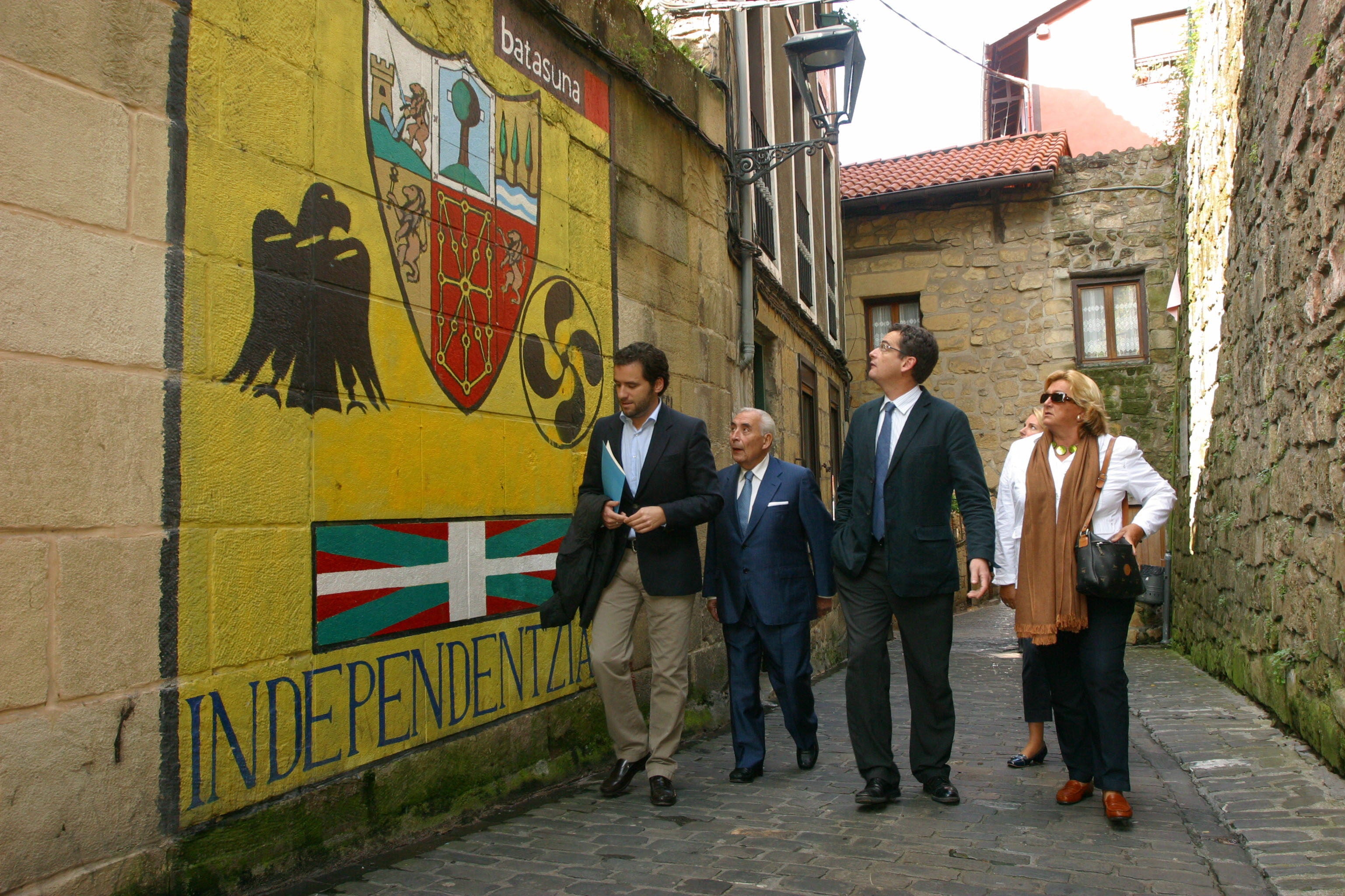 2008: El presidente del PP vasco, Antonio Basagoiti -en el centro-, acompañado por los populares Borja Sémper, Ángel Olaso y María José Usandizaga, paseando por las calles de Pasaia Donibane 