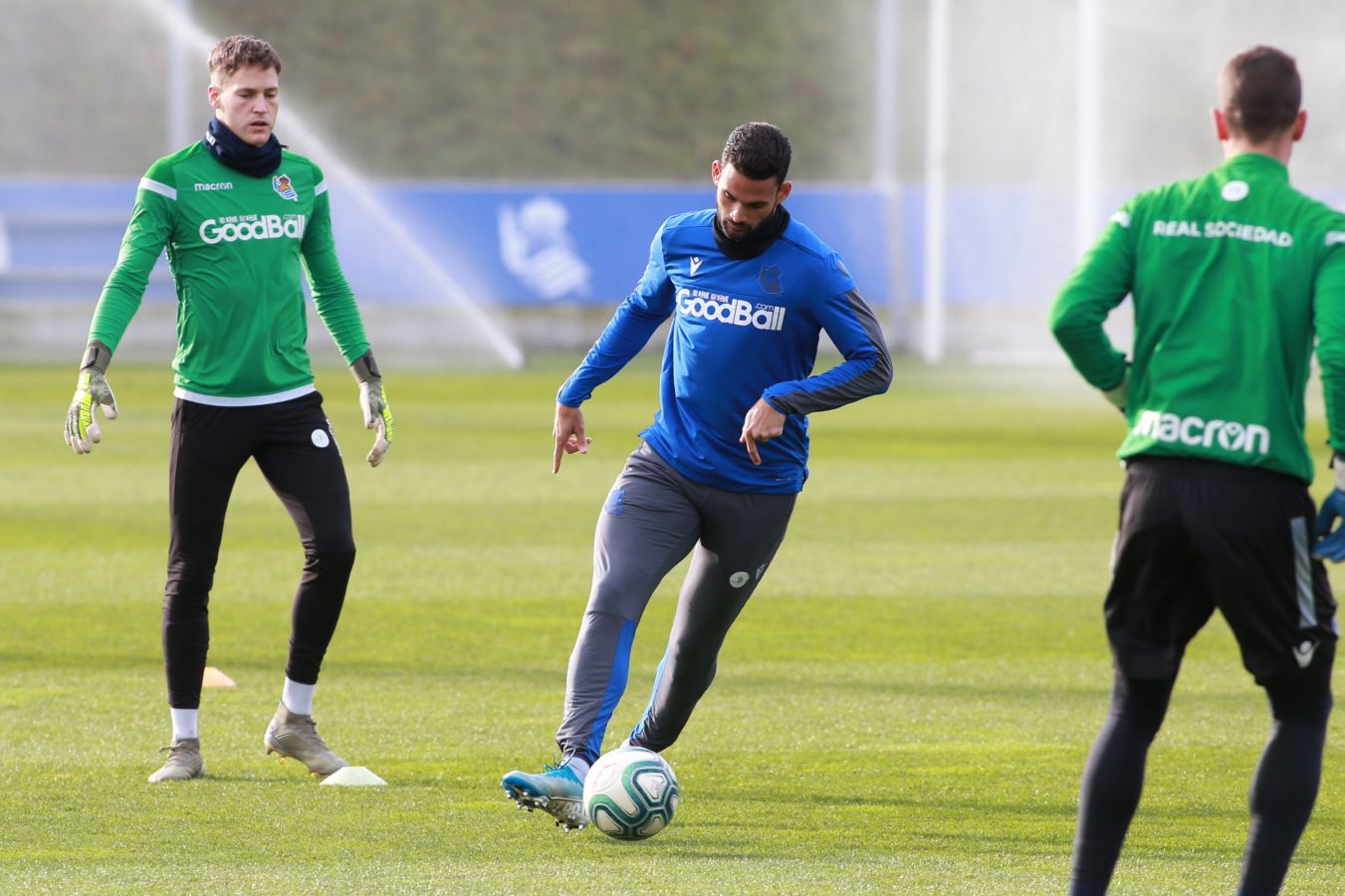 Esta mañana han saltado al Z1 los tres porteros más los que no jugaron en Copa, como Llorente, Pardo, Sagnan y Gorosabel, y los que fueron suplentes, entre ellos Merino, Willian José y Portu, con la novedad del canterano Roberto López
