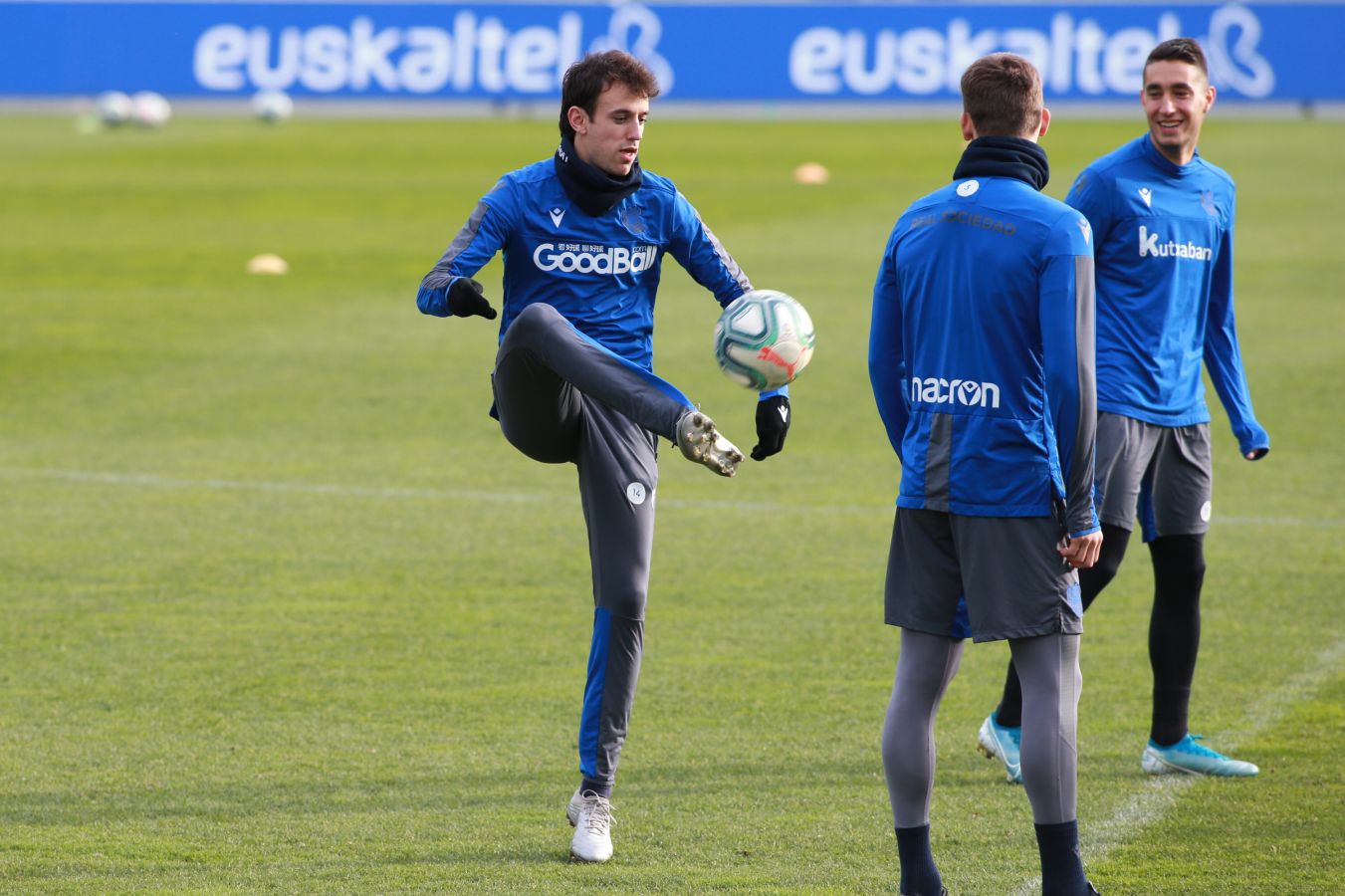 Esta mañana han saltado al Z1 los tres porteros más los que no jugaron en Copa, como Llorente, Pardo, Sagnan y Gorosabel, y los que fueron suplentes, entre ellos Merino, Willian José y Portu, con la novedad del canterano Roberto López