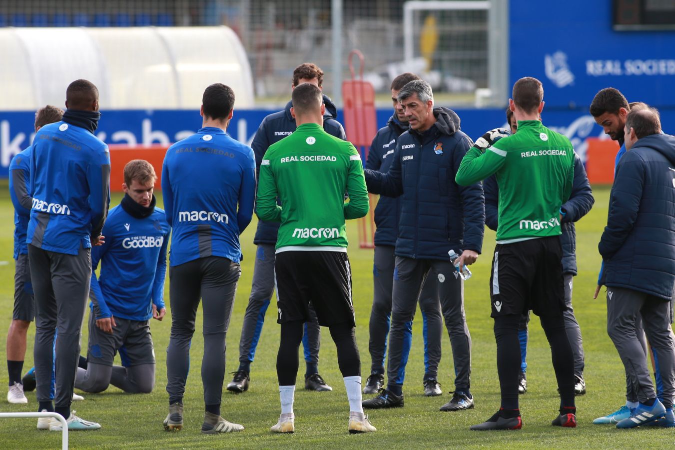 Esta mañana han saltado al Z1 los tres porteros más los que no jugaron en Copa, como Llorente, Pardo, Sagnan y Gorosabel, y los que fueron suplentes, entre ellos Merino, Willian José y Portu, con la novedad del canterano Roberto López