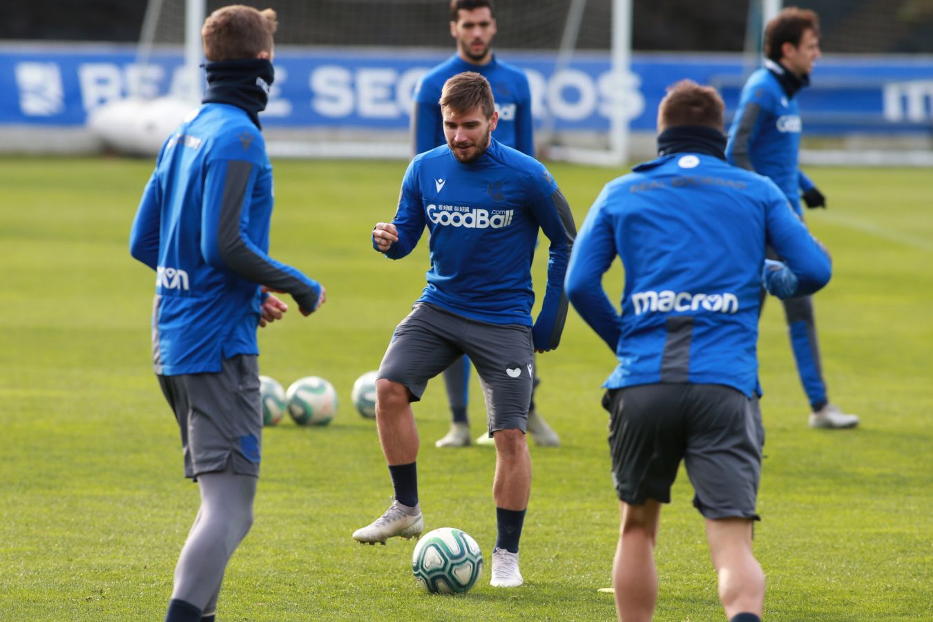 Esta mañana han saltado al Z1 los tres porteros más los que no jugaron en Copa, como Llorente, Pardo, Sagnan y Gorosabel, y los que fueron suplentes, entre ellos Merino, Willian José y Portu, con la novedad del canterano Roberto López