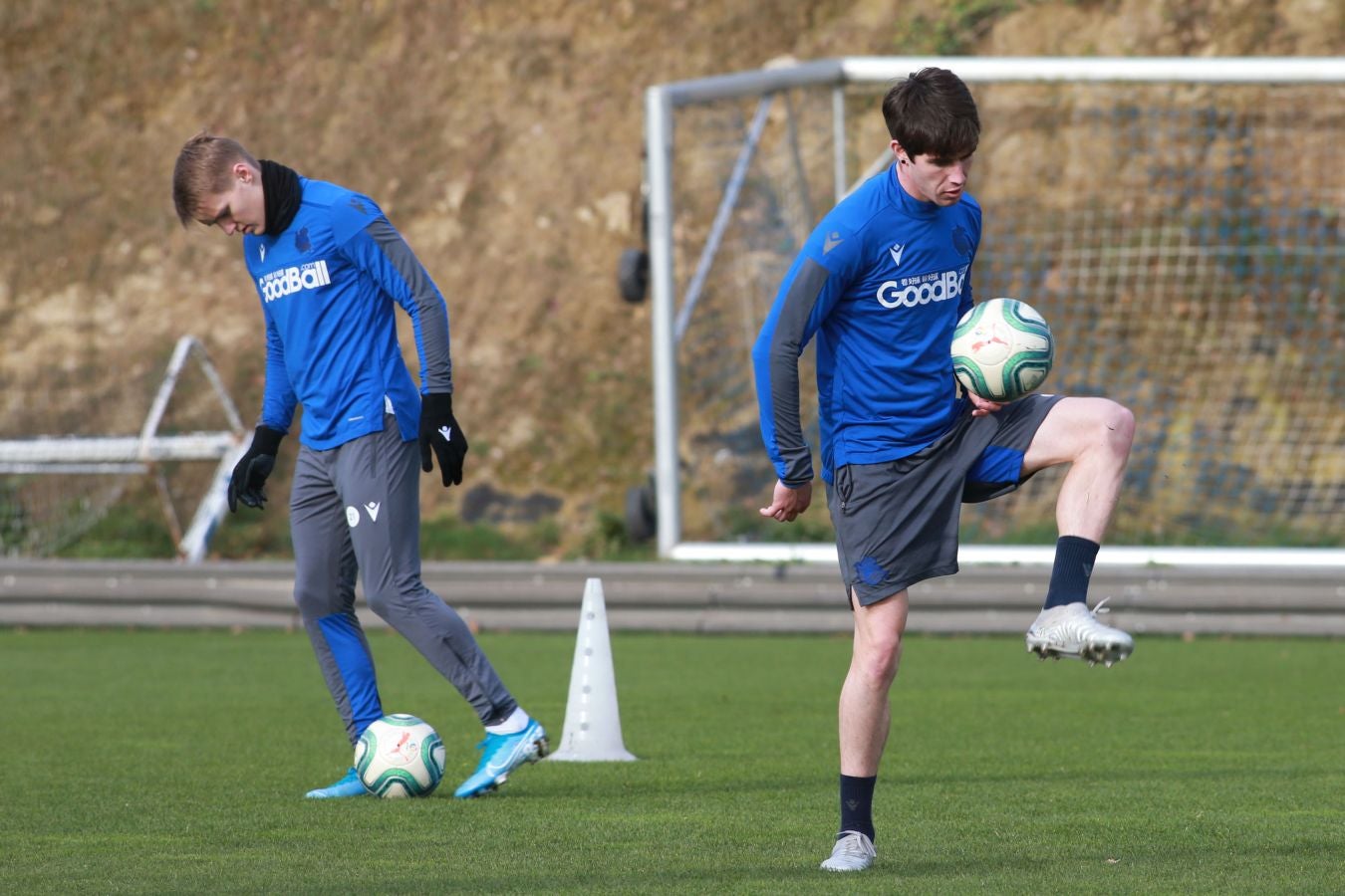 Esta mañana han saltado al Z1 los tres porteros más los que no jugaron en Copa, como Llorente, Pardo, Sagnan y Gorosabel, y los que fueron suplentes, entre ellos Merino, Willian José y Portu, con la novedad del canterano Roberto López