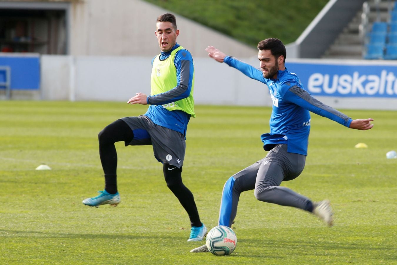 Esta mañana han saltado al Z1 los tres porteros más los que no jugaron en Copa, como Llorente, Pardo, Sagnan y Gorosabel, y los que fueron suplentes, entre ellos Merino, Willian José y Portu, con la novedad del canterano Roberto López