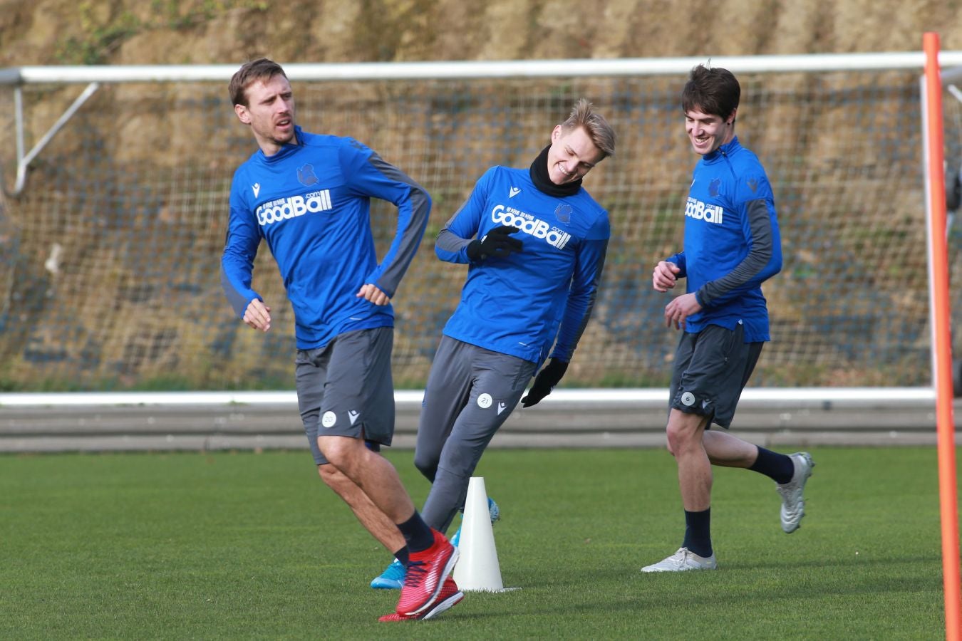 Esta mañana han saltado al Z1 los tres porteros más los que no jugaron en Copa, como Llorente, Pardo, Sagnan y Gorosabel, y los que fueron suplentes, entre ellos Merino, Willian José y Portu, con la novedad del canterano Roberto López