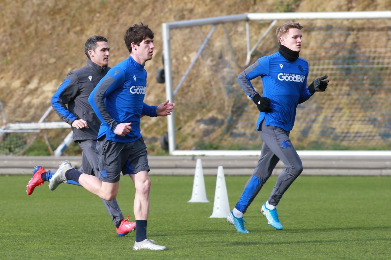 Esta mañana han saltado al Z1 los tres porteros más los que no jugaron en Copa, como Llorente, Pardo, Sagnan y Gorosabel, y los que fueron suplentes, entre ellos Merino, Willian José y Portu, con la novedad del canterano Roberto López
