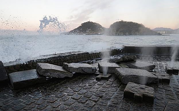 Los operarios colocaron ayer un container y revisaron las piezas para reubicarlas en el pretil del Peine del Viento