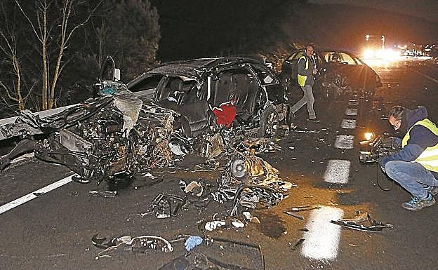 El vehículo en el que viajaban el sábado las dos víctimas, entre ellas el donostiarra de 21 años, quedó destrozado. 