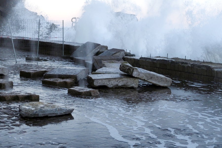 Fotos: Comienzan a recolocar las piedras que el mar arrancó al petril del Peine del Viento