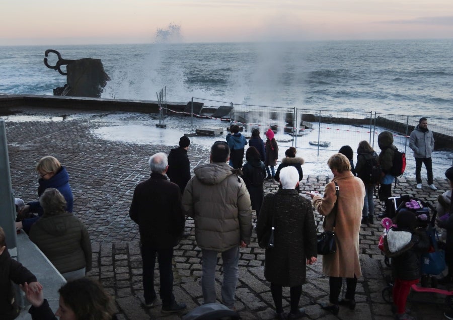 Fotos: Comienzan a recolocar las piedras que el mar arrancó al petril del Peine del Viento