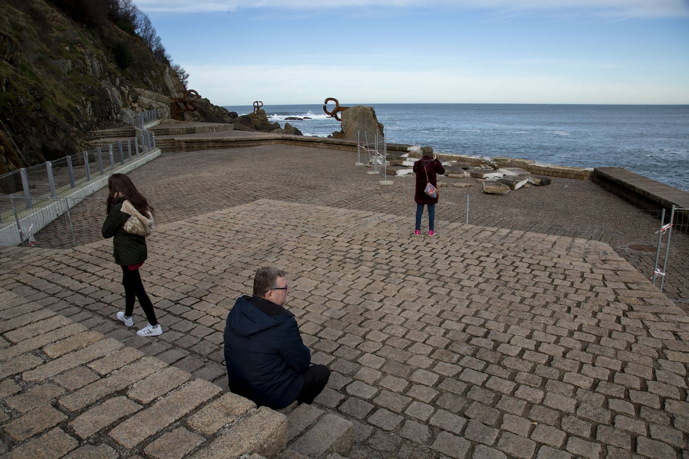Fotos: Comienzan a recolocar las piedras que el mar arrancó al petril del Peine del Viento