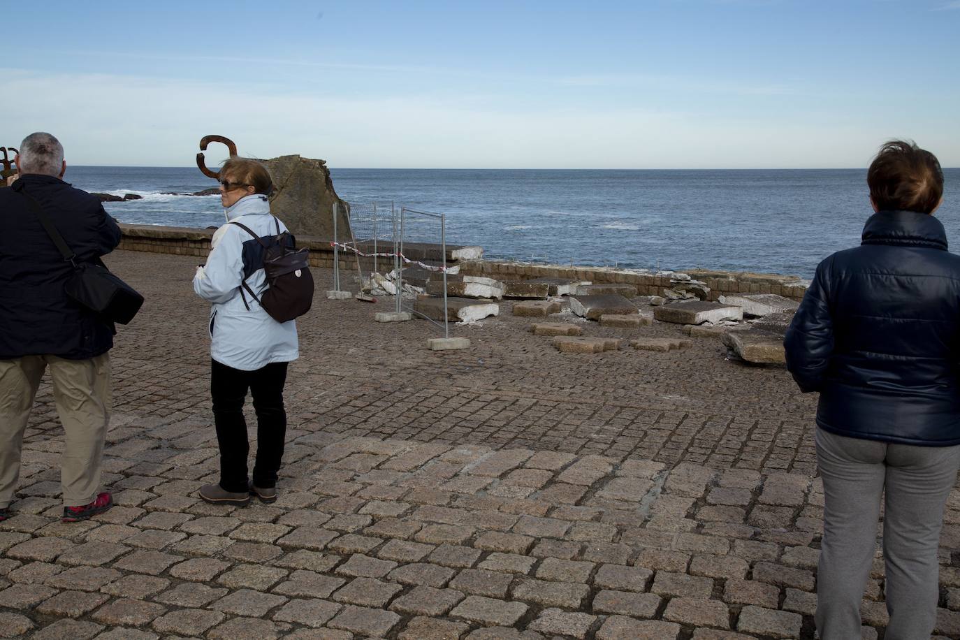 Fotos: Comienzan a recolocar las piedras que el mar arrancó al petril del Peine del Viento