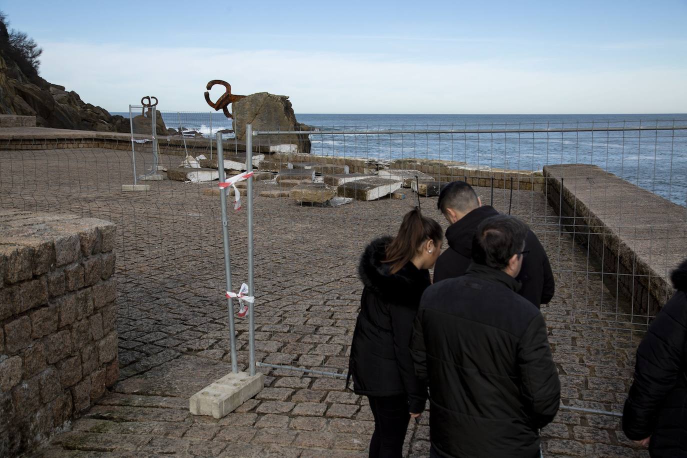 Fotos: Comienzan a recolocar las piedras que el mar arrancó al petril del Peine del Viento